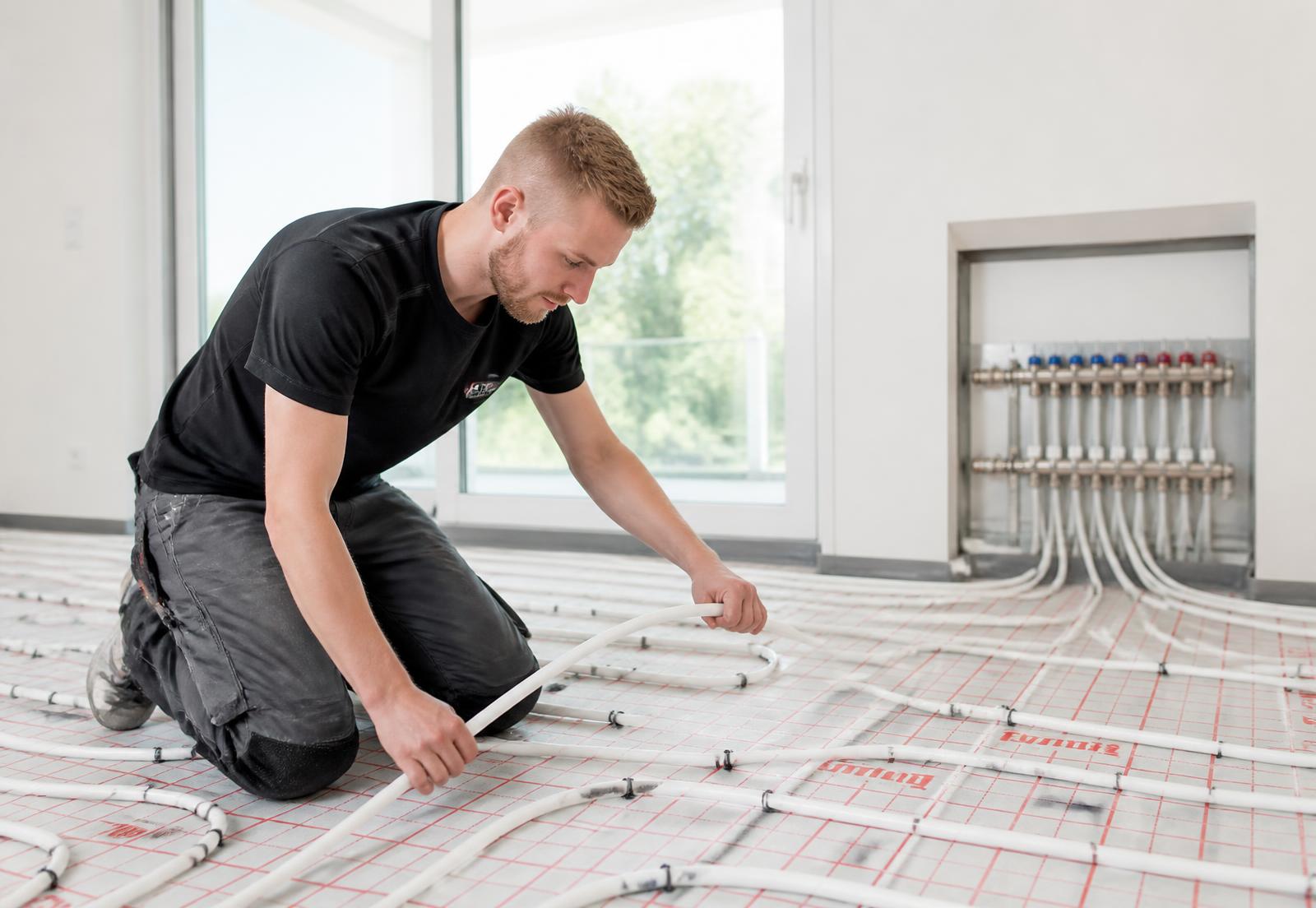 Handwerker von E-Servise bei Renovierungsarbeiten